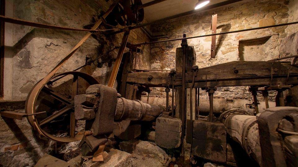 Fabbro forgia il ferro con un martello sull'incudine. Mestiere antico.  Villaggio Artigianale. Fabbro lavorazione dei metalli. Strumenti per  imbarcazioni in officina. Fabbro concetto di occupazione Foto stock - Alamy